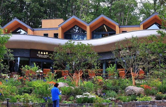 서울 노원구 수락산 자락에 자리한 도심형 자연휴양림 ‘수락휴’. 서울 시내 최초로 숙박이 가능한 자연휴양림으로, 강남에서 차량으로 약 50분 거리다. 자연의 소리를 들으며 하룻밤을 보내는 이색 체험이 가능하며, 오는 17일부터 시민 대상 예약이 시작된다. 노원구 제공