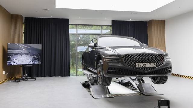 SK렌터카 오토옥션 내 출품 차량의 상태를 온라인 라이브 방송을 통해 보여주는 ‘인스펙션 스튜디오’. SK렌터카 제공