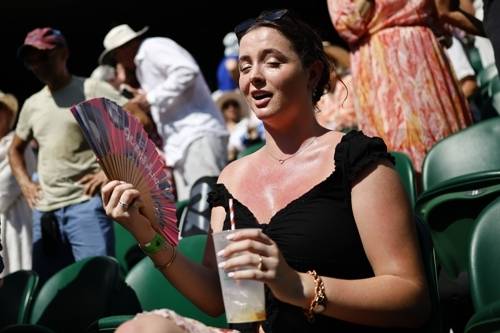 윔블던 경기 관람 중 더위를 식히는 관객. EPA 연합뉴스