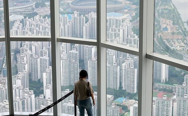 서울 롯데월드타워 전망대 서울스카이에서 바라본 서울 시내 아파트 단지 모습. <연합뉴스>