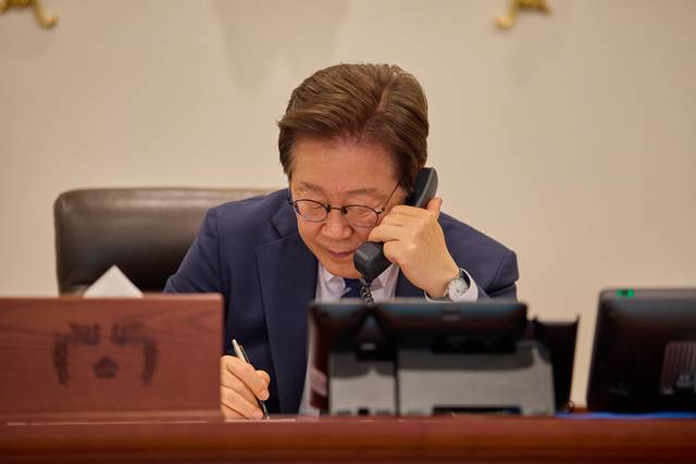 이재명 대통령이 1일 서울 용산 대통령실 청사 집무실에서 무함마드 빈 자예드 알 나흐얀 아랍에미리트(UAE) 대통령과 전화 통화를 하고 있다. 대통령실 제공.