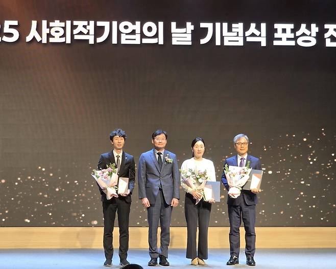 장찬희 KT알파 T커머스전략본부장(오른쪽 두번째)이 이정한 고용노동부 고용정책실장(왼쪽 두번째)로부터 시상하고 다른 수상기관 관계자들과 기념촬영했다.