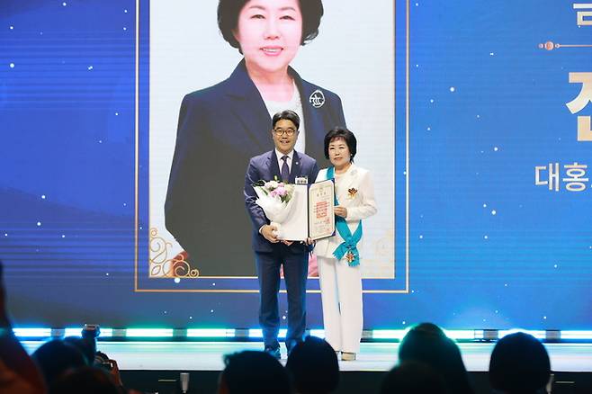 김성섭 중소벤처기업부 차관이 1일 서울 중구 신라호텔에서 열린 '여성기업주간 개막식'에서 금탑산업훈장을 수훈한 진덕수 대홍코스텍(주) 대표이사와 기념촬영을 하고 있다.