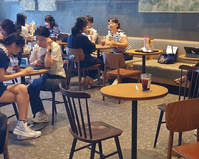 30일 오후 1시께 한 강남의 스타벅스 매장 안, 손님들이 초록색 플라스틱 빨대와 흰색 종이 빨대로 음료를 마시며 여유로운 시간을 보내고 있다. 사진=최승한 기자