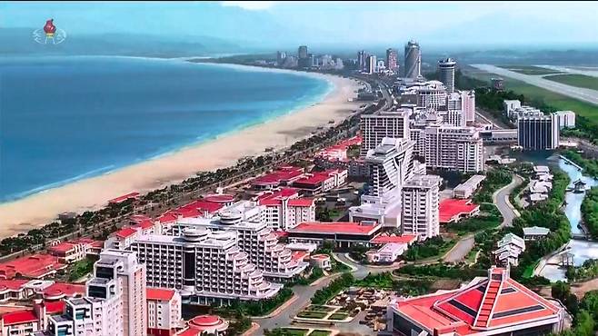 북한의 대형 해변 리조트 단지인 원산갈마해안관광지구가 준공됐다. 조선중앙TV는 김정은 북한 국무위원장과 아내 리설주, 딸 주애가 참석한 가운데 지난달 24일 준공식이 진행됐다고 보도했다. 사진은 원산갈마해안관광지구. 조선중앙TV 갈무리/ 뉴시스