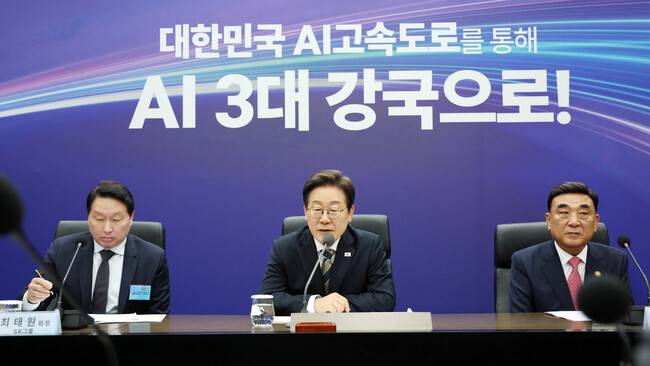 이재명 대통령이 20일 울산전시컨벤션센터에서 열린 인공지능(AI) 글로벌 협력 기업 간담회에서 발언하고 있다. 왼쪽부터 최태원 SK그룹 회장, 이 대통령, 김두겸 울산광역시장. 연합뉴스