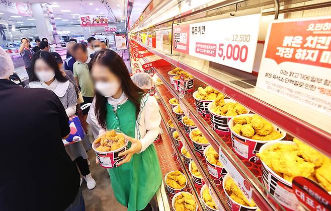 롯데마트가 ‘통큰 치킨’을 한 마리 5천원에 제공하자, 시민들이 지난 26일 서울 중구 롯데마트 제타플렉스 서울역점에서 통큰치킨을 구매하고 있다. 연합뉴스