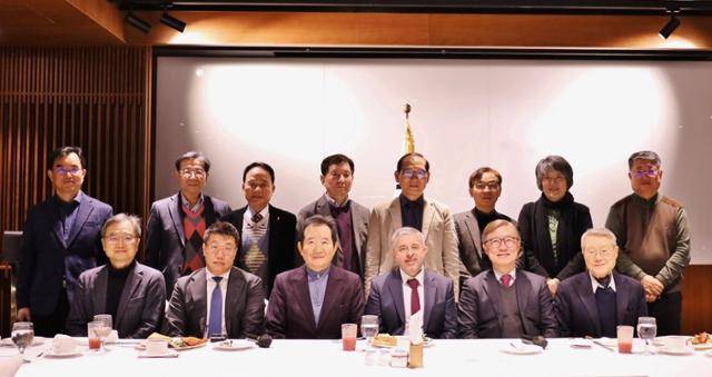 게오르기 지노비예프(앞줄 왼쪽 네 번째) 주한 러시아대사가 2월 24일 백봉정치문화교육원에서 진행한 조찬 회의에 참석해 기념 촬영을 하고 있다. 백봉정치문화교육원 홈페이지