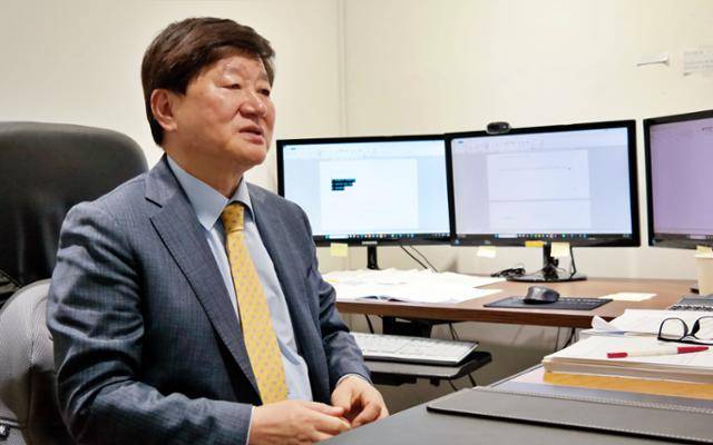 최근 서울 서초구에서 만난 신현호 해울 대표변호사는 2008년 이뤄진 '김 할머니 사건' 소송의 가족 측 법률대리인이었다. 그는 "당시 판결 이후 연명의료결정법이 제정돼 가시적 변화가 적지 않지만, 갈 길이 한참 멀었다"고 지적한다. 김혜영 기자 shine@hankookilbo.com