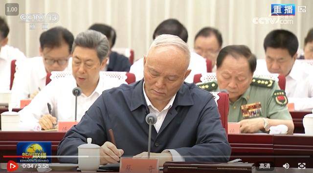 중국중앙방송이 지난달 30일 공개한 중국공산당 중앙정치국 제21차 집체학습 당시 차이치(가운데) 중국공산당 중앙서기처 서기의 뒤로 장유샤(두 번째 줄 오른쪽) 중앙군사위원회 부주석의 모습이 포착되고 있다. 중국중앙방송 캡처