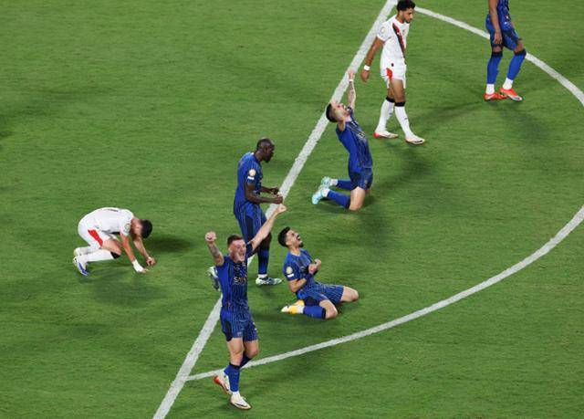 푸른색 유니폼을 입은 알 힐랄 선수들이 1일 미국 플로리다주 올랜도의 캠핑 월드 스타디움에서 열린 맨체스터 시티와 2025 FIFA 클럽 월드컵 16강전에서 연장전까지 가는 혈투 끝에 4-3으로 승리한 뒤 기뻐하고 있다. 올랜도=로이터 연합뉴스