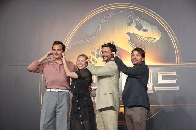 배우 루퍼트 프렌드(왼쪽부터)와 스칼릿 조핸슨, 조너선 베일리, 개러스 에드워즈 감독이 1일 서울 종로구 포시즌스호텔에서 열린 영화 '쥬라기 월드: 새로운 시작' 내한 기자회견에서 사진 촬영에 응하고 있다. 연합뉴스