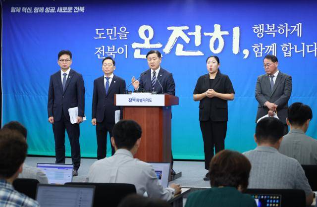 1일 전북도청 브리핑룸에서 김관영 전북지사가 민선 8기 취임 3주년 기자회견을 하고 있다. 전북도 제공