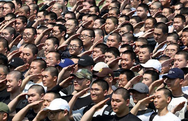 5월 26일 충남 논산 육군훈련소에서 열린 현역병 입영 행사에서 입영장정들이 경례하고 있다. 논산=뉴시스