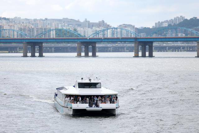 시민들을 태운 한강버스가 1일 서울 영등포구 여의도 선착장을 출발해 서울 광진구 뚝섬 선착장으로 향하고 있다. 뉴스1