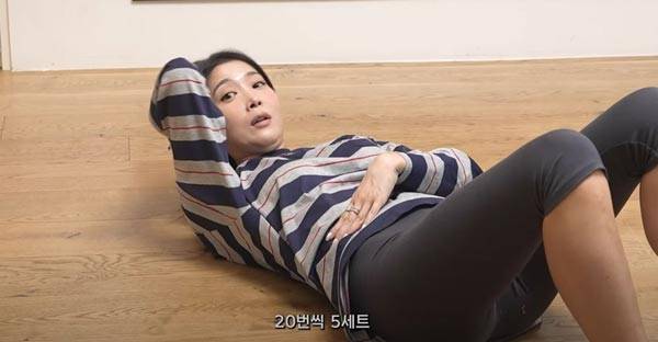 크런치 동작을 하고 있는 오윤아의 모습./사진=유튜브 채널 ‘oh!윤아’ 캡처