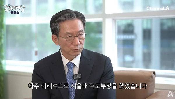 이재명 정부 초대 법무부 장관 후보자로 지명된 정성호(64) 더불어민주당 의원의 남다른 근육질 몸매가 화제가 되고 있다./사진=채널A ‘국회의사당 앵커스’​