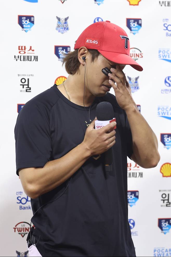 지난 29일 잠실 LG전에서 3안타 맹타를 휘두른 뒤 인터뷰 과정에서 눈물을 흘린 고종욱. KIA 제공
