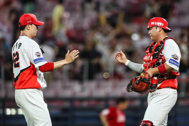 1일 광주 SSG전에서 세이브를 기록한 정해영이 경기 뒤 포수 한준수와 세리머니를 하고 있다. KIA 제공