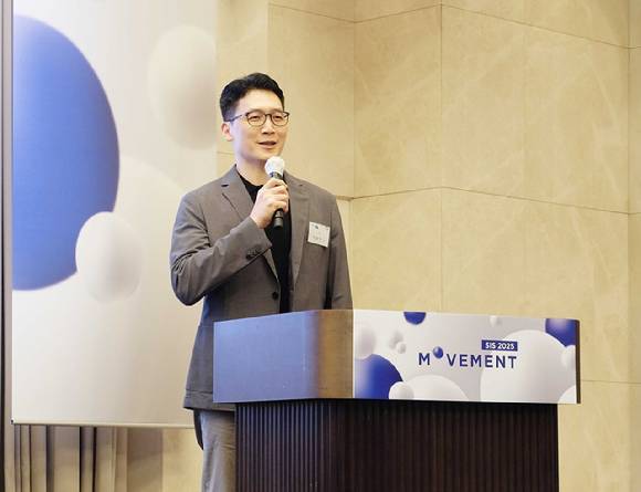서상덕 S2W 대표가 지난 26일 오후 조선 팰리스 서울 강남에서 열린 연례 기술 컨퍼런스 ‘SIS 2025: MOVEMENT'에서 환영사를 하고 있다. [사진=S2W]