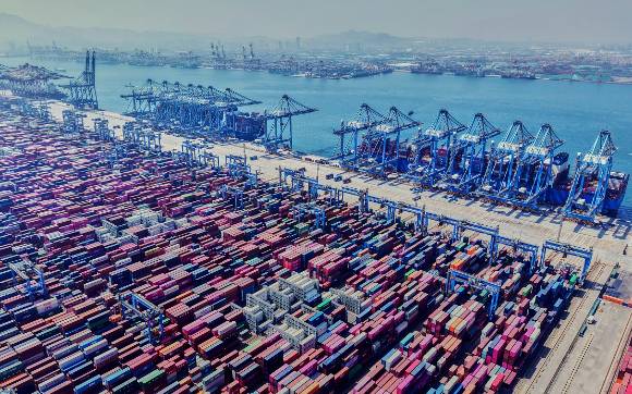 수출을 위해 항구에 쌓인 컨테이너들. [사진=연합뉴스]