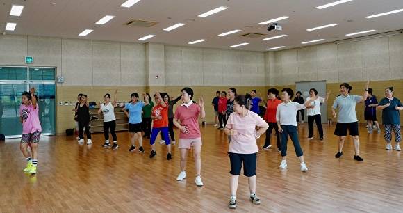 한국기술교육대 소비자생활협동조합이 매주 화요일 교내 실내체육관에서 미화원, 조리원 등을 대상으로 ‘건강댄스 프로그램’을 진행하고 있다 [사진=한국기술교육대]
