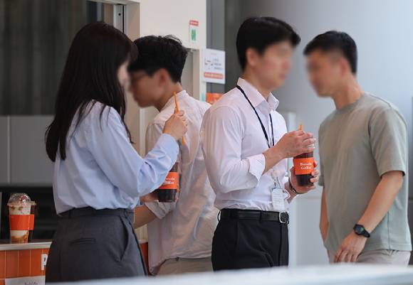 커피 마시는 직장인들. [사진=연합뉴스]