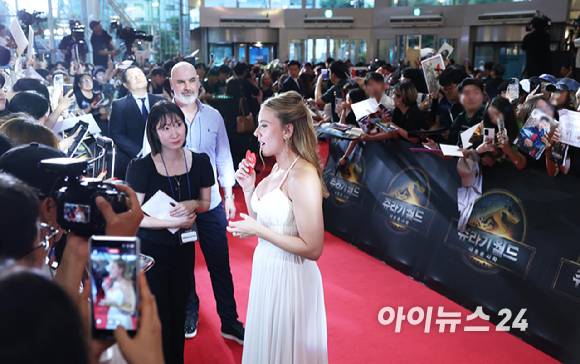 할리우드 배우 스칼렛 요한슨이 1일 오후 서울 영등포구 타임스퀘어에서 열린 영화 '쥬라기 월드: 새로운 시작' 내한 레드카펫 행사에 참석해 SNS 매거진과 인터뷰를 하고 있다. 오른쪽은 인터뷰가 끝나기를 기다리는 팬들의 모습. [사진=정소희 기자]