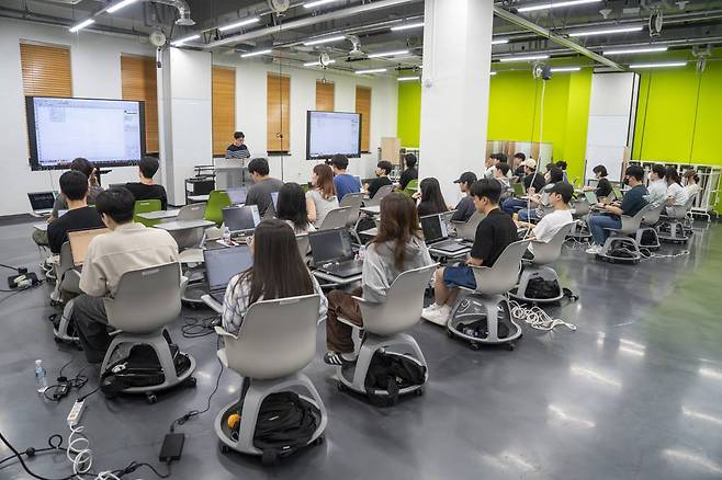 주간 교육보다 야간 교육의 참여도가 몇 배나 높다. 일과 후 직장인과 대학생, 예비창업자의 참석률이 높아서다 / 출처=IT동아