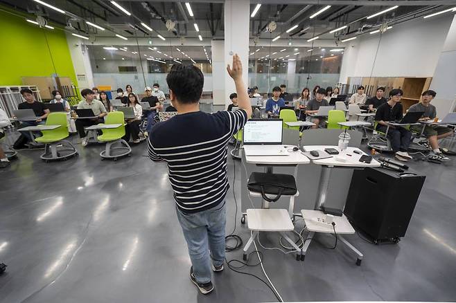 창업 전 관련 교육을 받았다는 사람이 많지 않다. 야간 교육처럼 실질적으로 참여할 수 있는 과정이 늘어나야하는 이유다 / 출처=IT동아