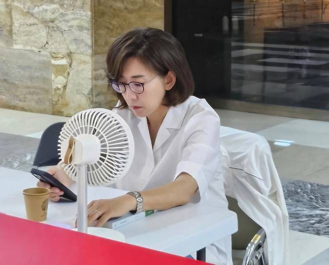 국회 로텐더홀에서 규탄 농성 중인 나경원 국민의힘 의원(나 의원 본인 SNS)