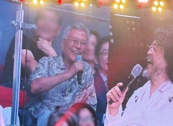 지난달 29일 인천 영종도 인스파이어 아레나에서 열린 '더파워풀' 토크콘서트에 참석한 문재인 전 대통령이 방송인 김어준 씨와 대화를 나누는 모습 (사진, 엑스 갈무리)