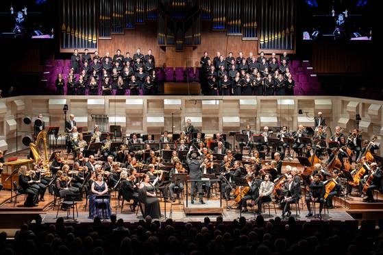 ICCR 공동 우승자인 코스타리카의 루이스가 푸치니 오페라 투란도트 중 합창곡을 지휘하고 있다. [사진 ICCR]