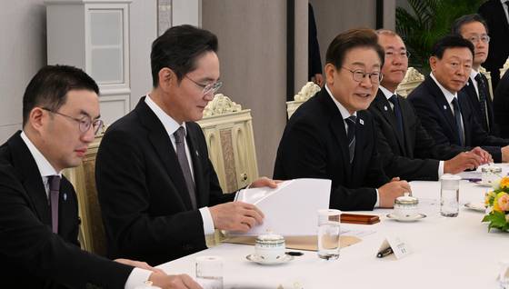 이재명 대통령은 지난달 13일 서울 용산 대통령실 청사에서 간담회를 열고 5대 그룹 총수와 경제단체장들을 만났다. 왼쪽부터 구광모 LG그룹 회장, 이재용 삼성전자 회장, 이 대통령, 정의선 현대자동차그룹 회장, 신동빈 롯데그룹 회장. [사진 대통령실사진기자단]