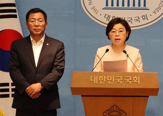 이상휘·김정재 국민의힘 의원(왼쪽부터)이 지난 24일 정부 추경예산안에서 영일만대교 건설 예산이 전액 삭감된 것에 반발하는 회견을 하고 있다. [사진 이상휘 의원 페이스북]