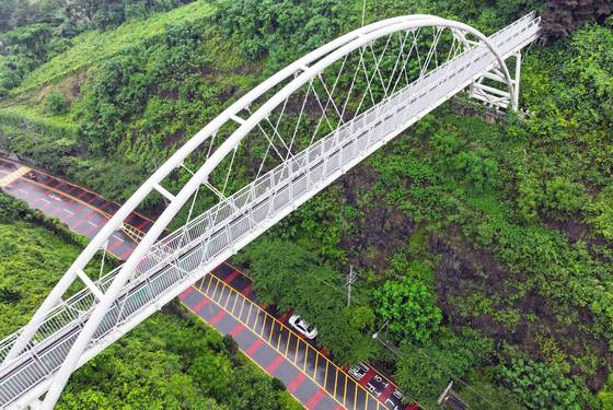 광주광역시 남구 진월동 제석산 구름다리 아래로 차량들이 지나가고 있다. 1999년 준공된 제석산 구름다리에서는 공식집계가 시작된 2017년부터 최근까지 7명이 추락해 숨졌다. [연합뉴스]