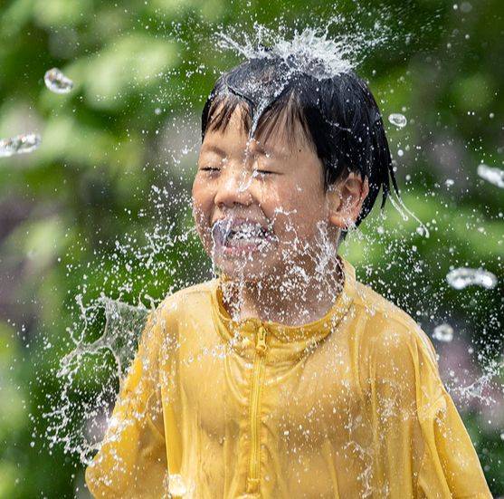서울에 올 해 첫 폭염주의보가 발령되고 전국에 무더위가 기승을 부린 30일 서울 광화문광장을 찾은 어린이가 분수를 맞으며 더위를 식하고 있다. 기상청은 오늘(1일)도 대구의 낮 기온이 35도까지 오르는 등 무더운 날씨가 이어지며 지역에 따라 소나기가 내릴 것으로 예보했다. 전민규 기자