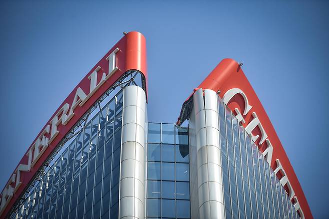 이탈리아 최대 보험사 제네랄리의 밀라노 본사 건물 옥상에 설치된 대형 간판이 일부 무너졌다. EPA=연합뉴스