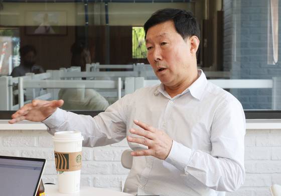 김영관(65) 조교사가 27일 부산 강서구 부산경남경마공원에서 은퇴를 앞두고 본인의 경력과 조교사로서이 노하우 등을 설명하고 있다. 송봉근 기자