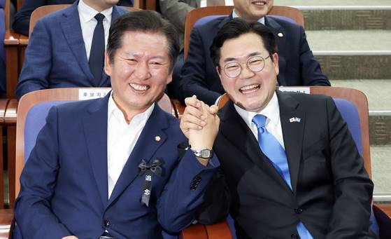 더불어민주당 대표 출마를 선언한 정청래(왼쪽), 박찬대 의원이 24일 오후 국회에서 열린 의원총회에 참석해 있다. 김성룡 기자. 2025.06.24.