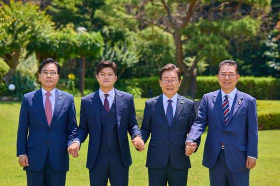 이재명 대통령이 22일 서울 한남동 관저에서 여야 지도부와 가진 오찬에 앞서 기념촬영하고 있다. 왼쪽부터 송언석 국민의힘 원내대표, 김용태 비상대책위원장, 이 대통령, 김병기 더불어민주당 당대표 직무대행 겸 원내대표. 대통령실 제공