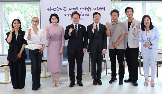 이재명 대통령이 30일 서울 용산구 대통령실 파인그라스에서 열린 문화예술계 수상자 간담회 '문화강국의 꿈, 세계로 나아가는 대한민국' 행사에서 참석 문화예술계 수상자들과 기념촬영을 하고 있다.(왼쪽부터 허가영 감독, 조수미 성악가, 김혜경 여사, 이 대통령, 박천휴 작가, 김원석 감독, 박윤재 발레리노, 강유정 대변인), 대통령실사진기자단