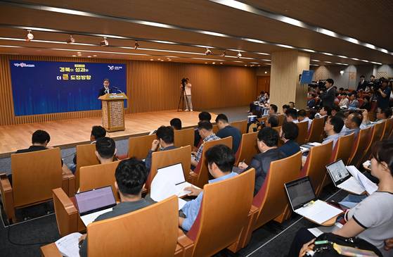 1일 경북 안동시 경북도청 다목적홀에서 이철우 경북도지사가 민선 8기 3주년을 맞아 경북 도정 성과와 향후 계획에 대해 브리핑하고 있다. 사진 경북도