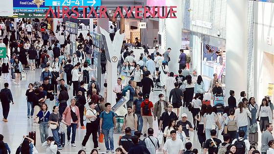 현충일 연휴가 시작된 지난달 6일 오전 인천국제공항 제1터미널 면세점이 관광객들로 붐비고 있다. 뉴스1