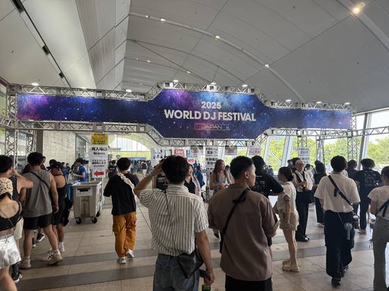 마쿠하리 멧세 내부 티켓부스. 왼쪽과 오른쪽으로 방향을 나누어 1일권, 2일권 티켓 구매자의 동선을 분리했다. 최혜리 기자