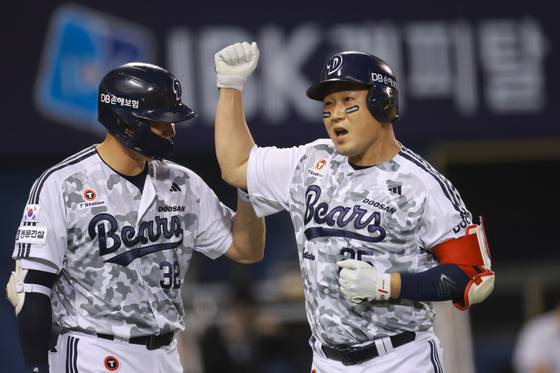 양의지 동점 만드는 솔로포   (서울=연합뉴스) 신현우 기자 = 4일 서울 잠실야구장에서 열린 프로야구 2025 신한 SOL 뱅크 KBO리그 KIA 타이거즈와 두산 베어스의 경기.   5회말 2사 두산 양의지가 솔로홈런을 친 뒤 기뻐하고 있다. 2025.6.4   nowwego@yna.co.kr (끝)  〈저작권자(c) 연합뉴스, 무단 전재-재배포, AI 학습 및 활용 금지〉