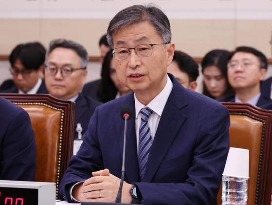 최재해 감사원장이 1일 국회에서 열린 법제사법위원회 전체회의에서 의원들 질의에 답하고 있다. 임현동 기자
