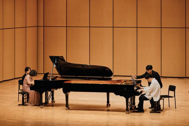 ▲ 피아노 듀오 ‘신박’이 지난 29일 원주 치악예술관에서 밀도 높은 연주를 선보였다.
