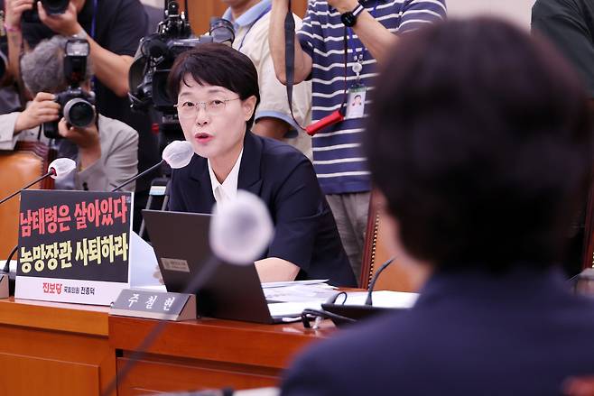 전종덕 진보당 의원이 지난 25일 국회 농림축산식품해양수산위원회 전체회의에서 이재명 정부에서 유임된 송미령 농림축산식품부 장관에게 자진사퇴를 요구하고 있다. 연합뉴스