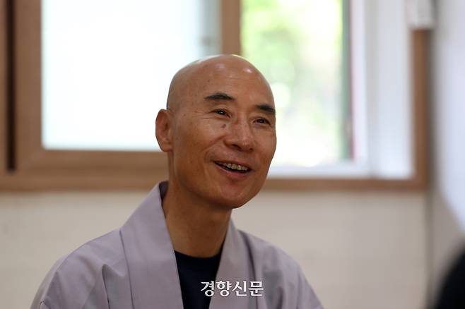 경북 의성군 고운사 주지 등운스님이 6월 19일 산불피해 복원과 관련해 경향신문과 인터뷰 하고 있다. 정지윤 선임기자
